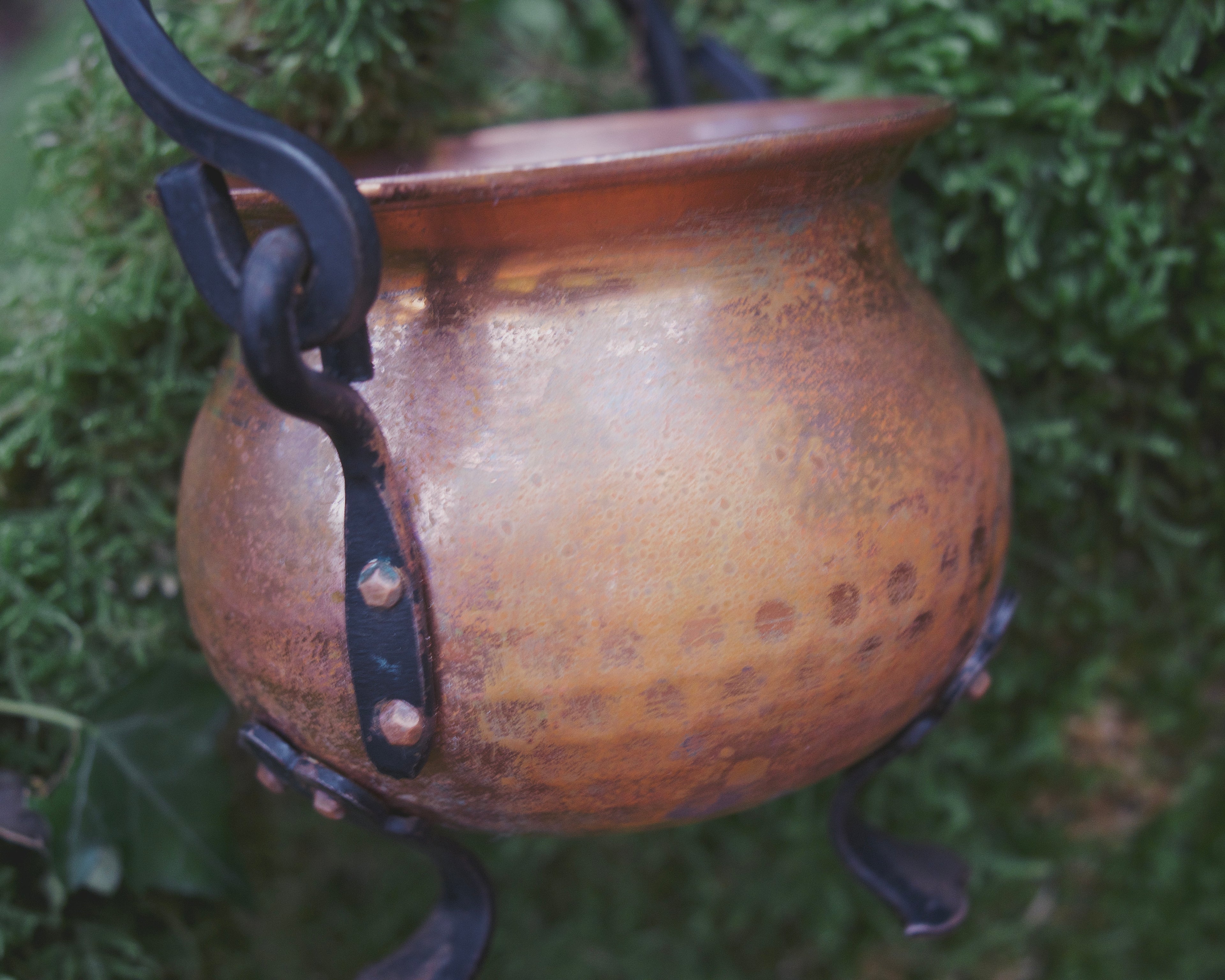Miniature French Copper Cauldron — Wrought-Iron Handle, Portable Ritual Vessel, Timeless Curved Form