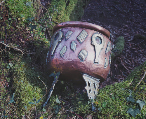 Chaudron suspendu en cuivre de style français antique — Vase occulte traditionnel martelé de taille moyenne