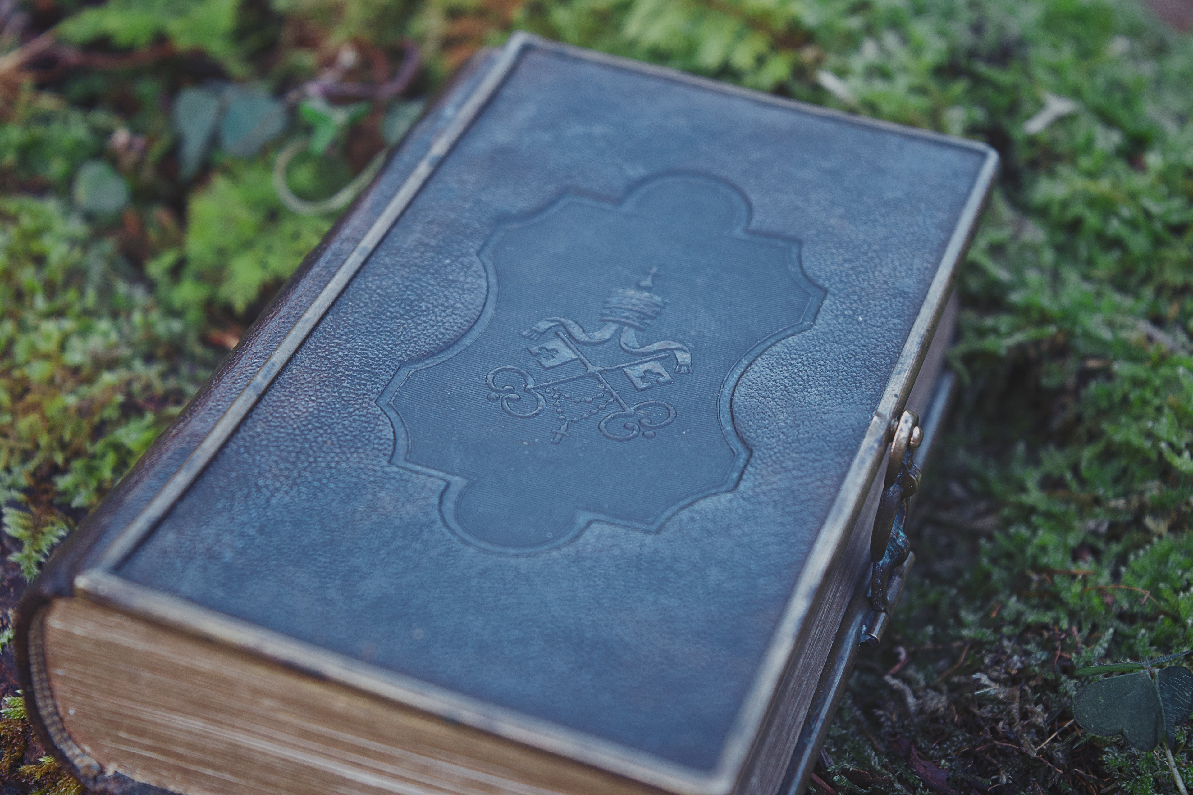 Recueil Sacré: Libellus Precum Reliquary Casket Book with St. Peter’s Keys