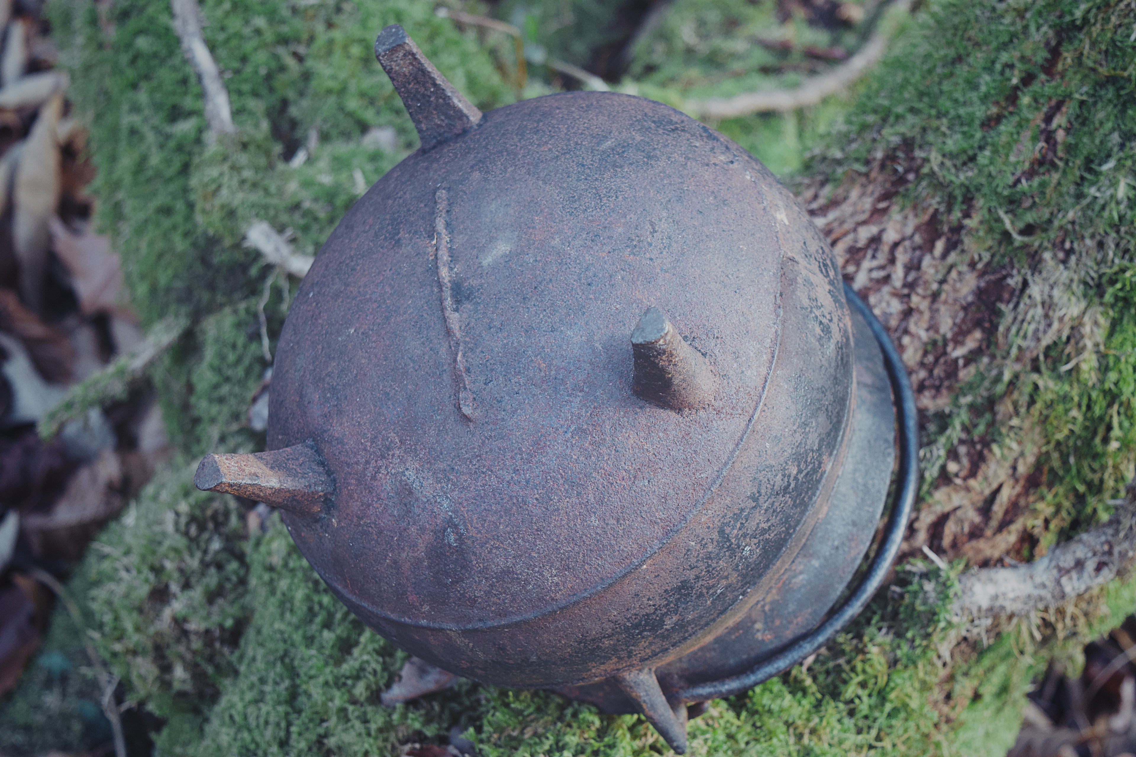 Chaudron suspendu en cuivre de style français antique — Vase occulte traditionnel martelé de taille moyenne