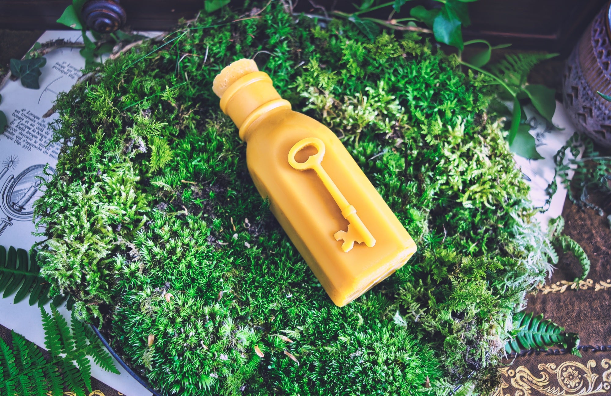 Large Honeyjar wtih Skeleton Key