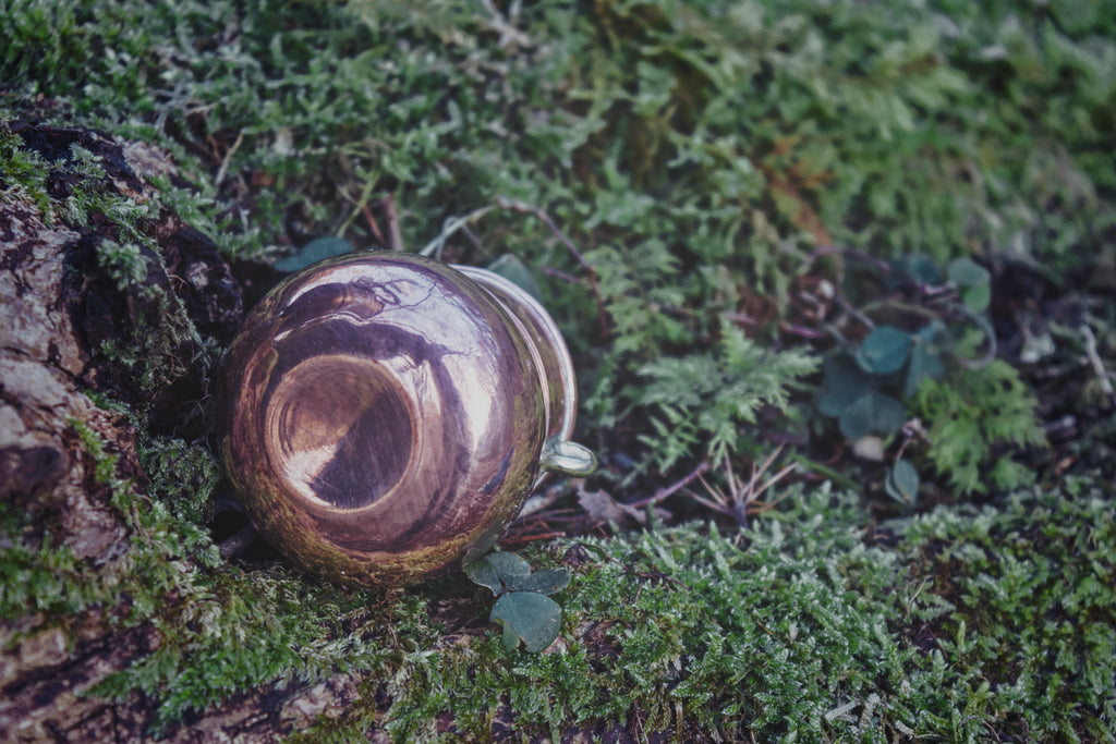 Chaudron miniature français en cuivre — anse en fer forgé, récipient rituel portable, forme courbe archétypale