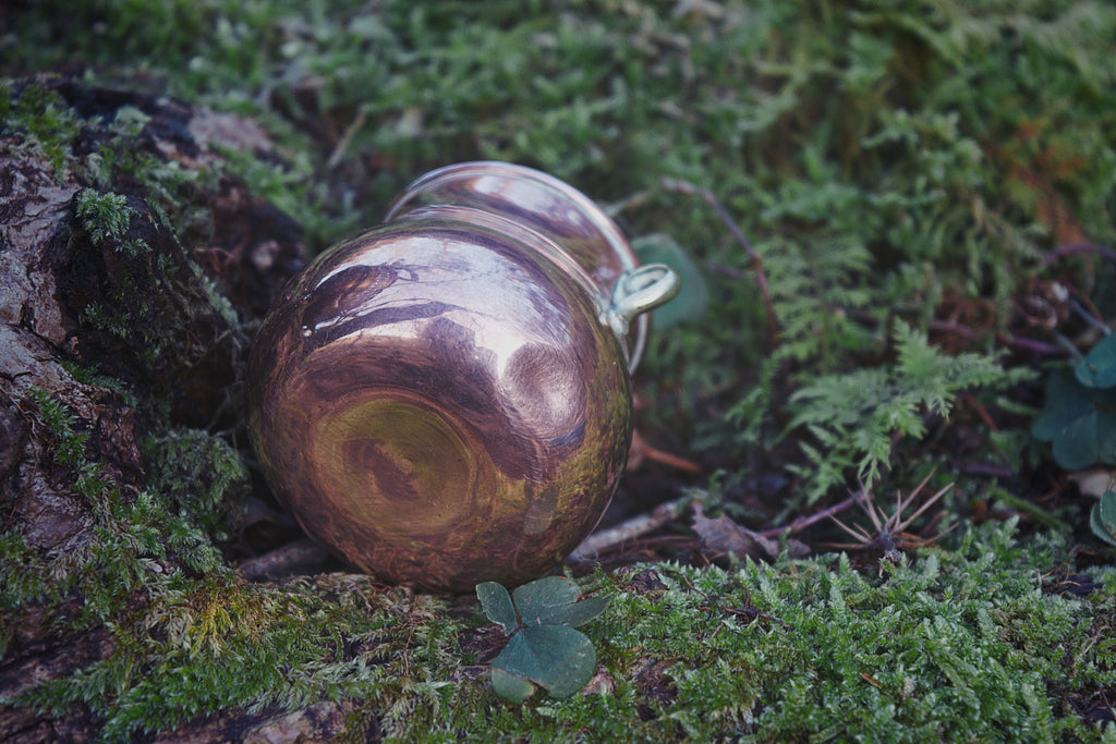 Chaudron miniature français en cuivre — anse en fer forgé, récipient rituel portable, forme courbe archétypale