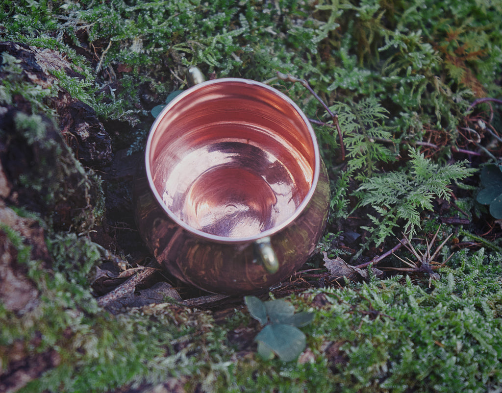 Chaudron miniature français en cuivre — anse en fer forgé, récipient rituel portable, forme courbe archétypale