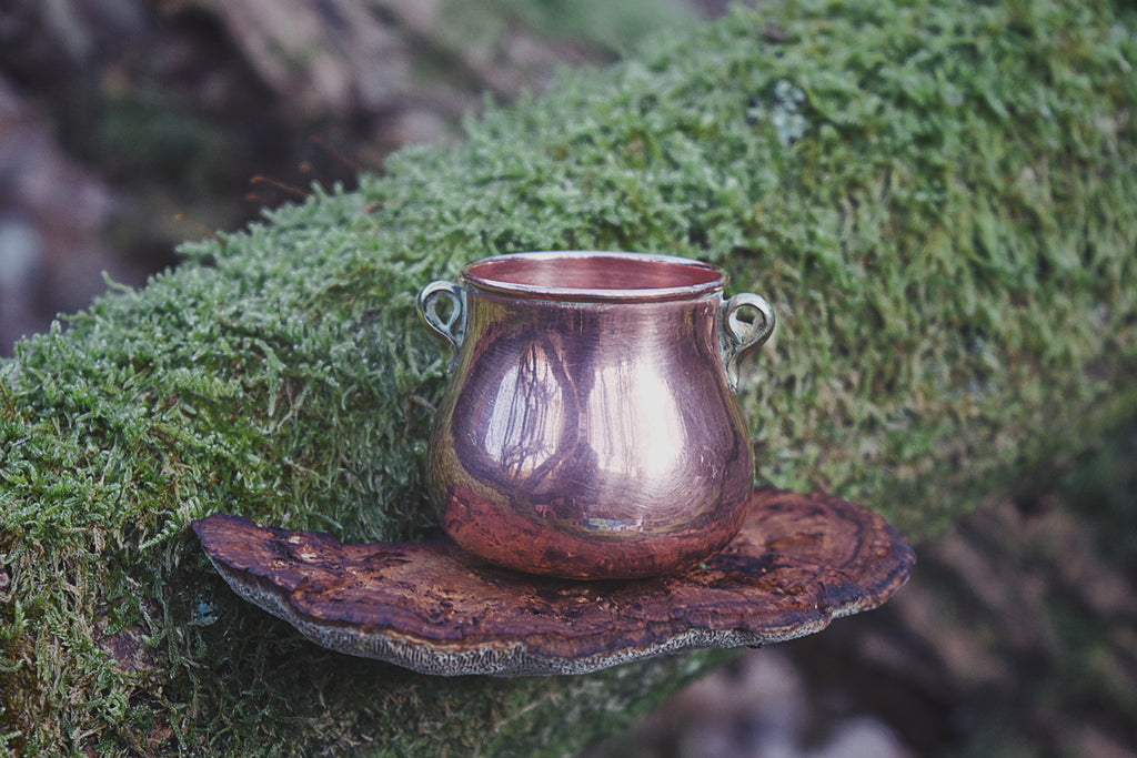 Chaudron miniature français en cuivre — anse en fer forgé, récipient rituel portable, forme courbe archétypale