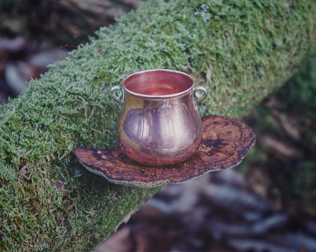 Chaudron miniature français en cuivre — anse en fer forgé, récipient rituel portable, forme courbe archétypale