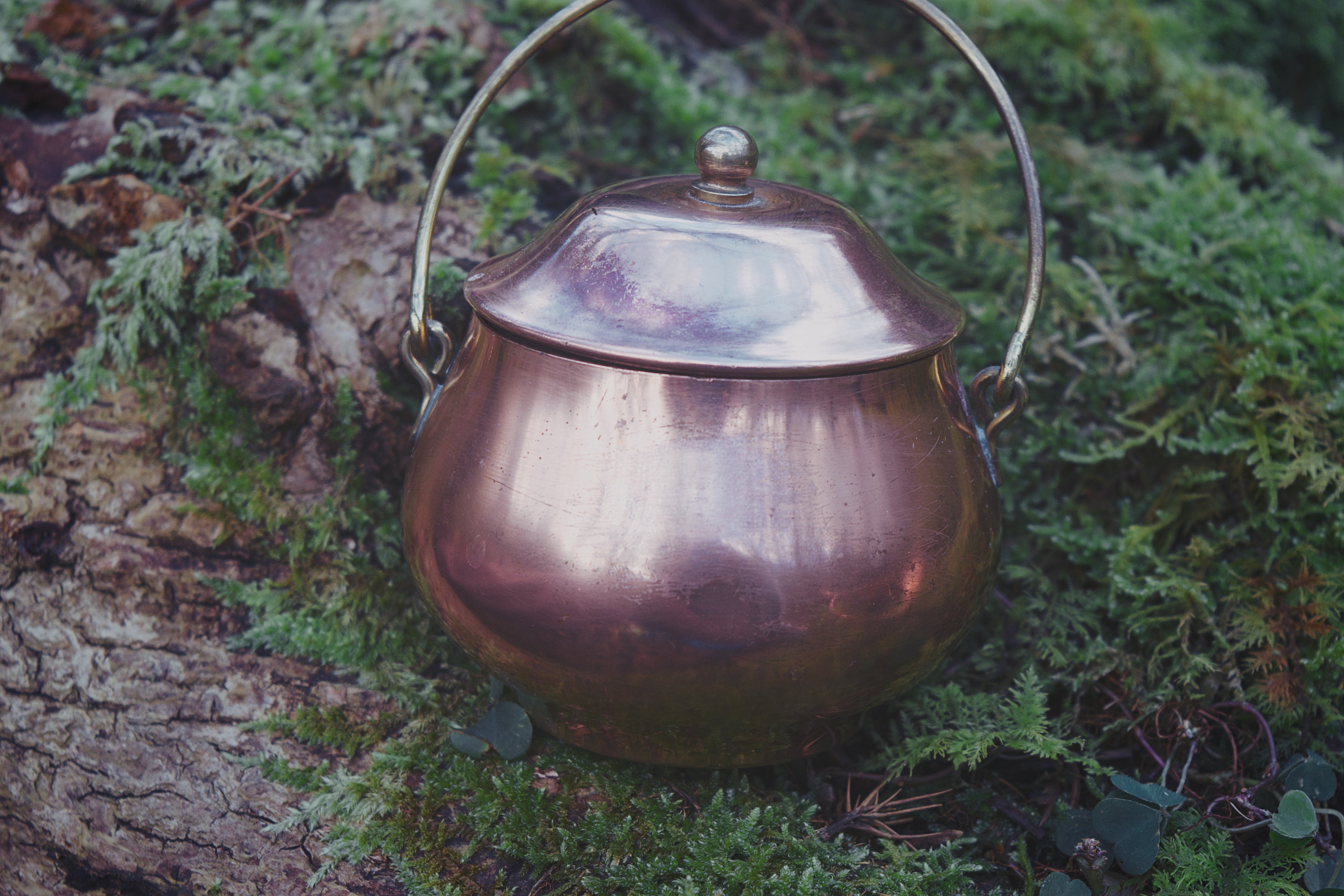 Compact Copper Cauldron — Iconic Pot-Bellied Form with Brass Finial Lid