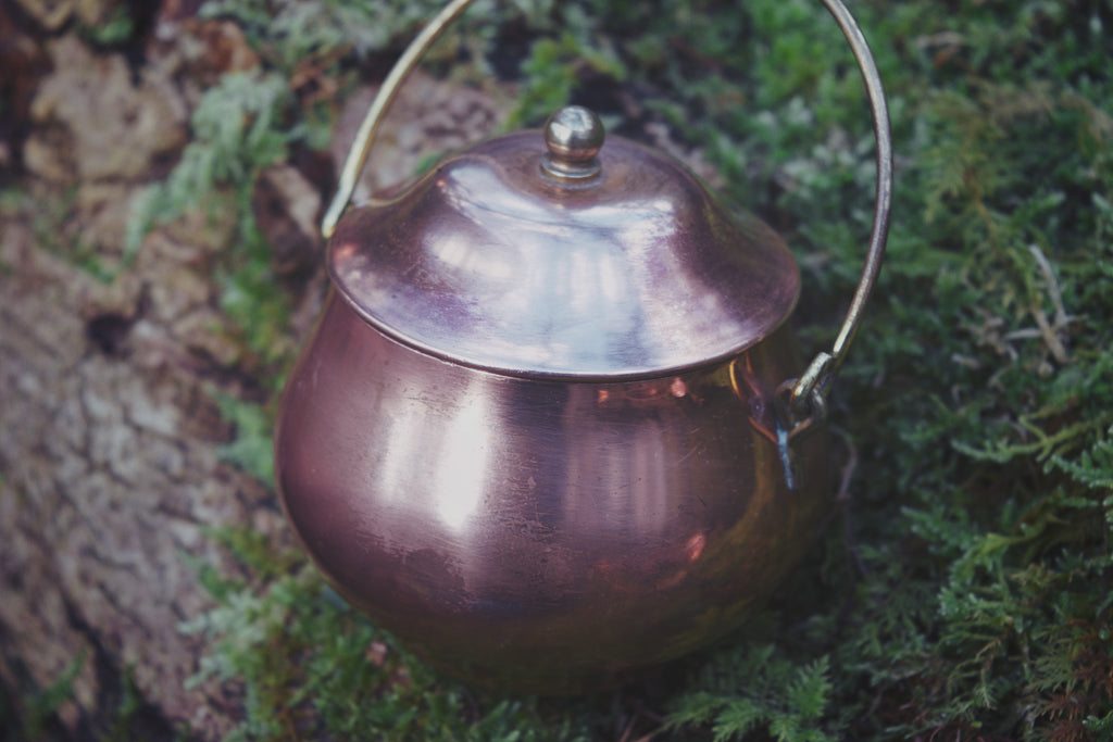 Compact Copper Cauldron — Iconic Pot-Bellied Form with Brass Finial Lid