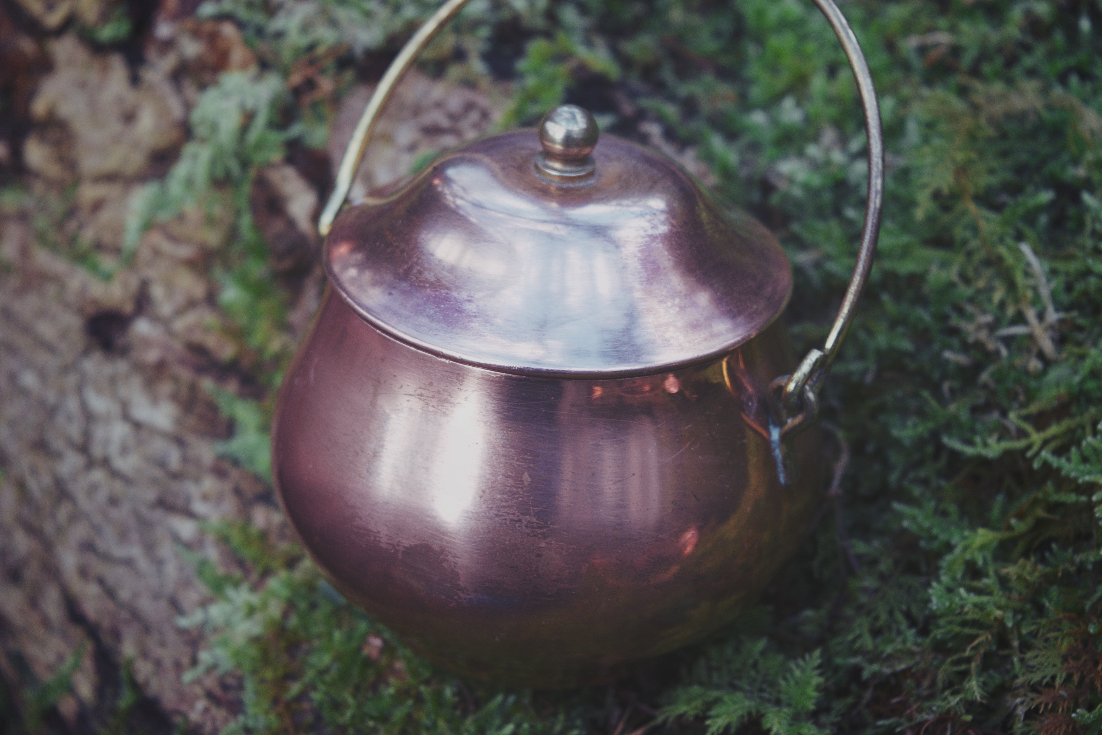 Compact Copper Cauldron — Iconic Pot-Bellied Form with Brass Finial Lid