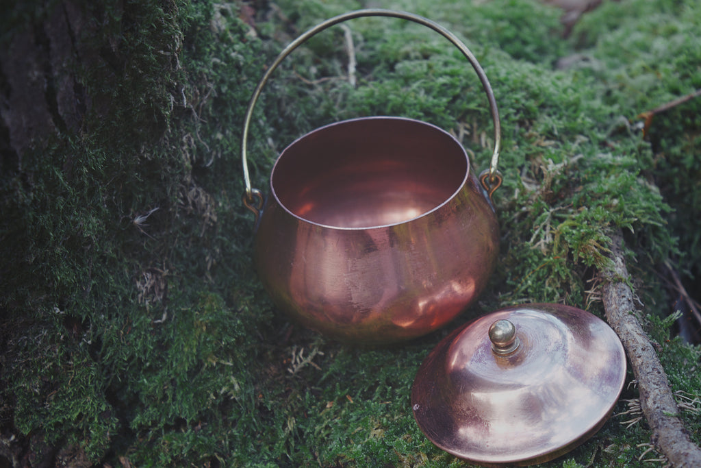 Compact Copper Cauldron — Iconic Pot-Bellied Form with Brass Finial Lid