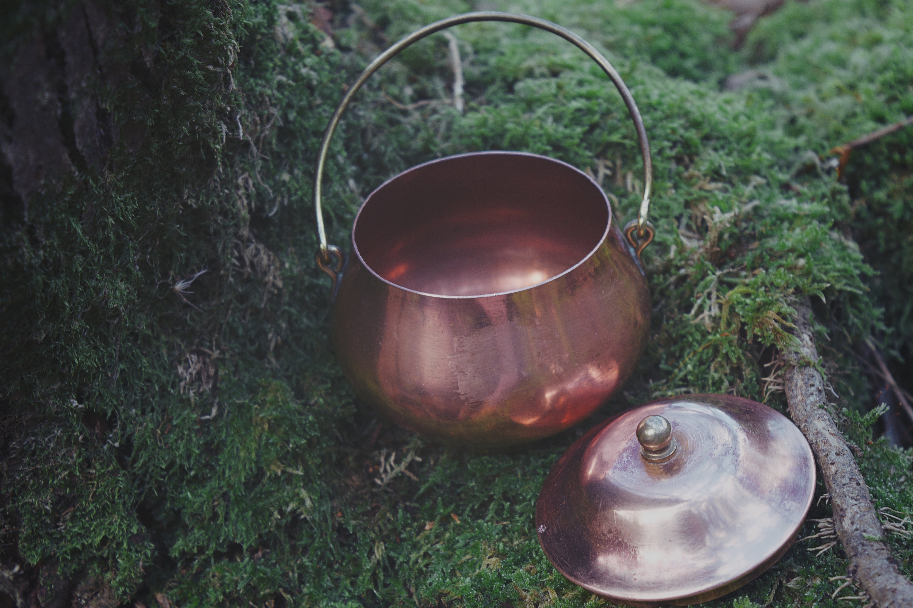 Compact Copper Cauldron — Iconic Pot-Bellied Form with Brass Finial Lid