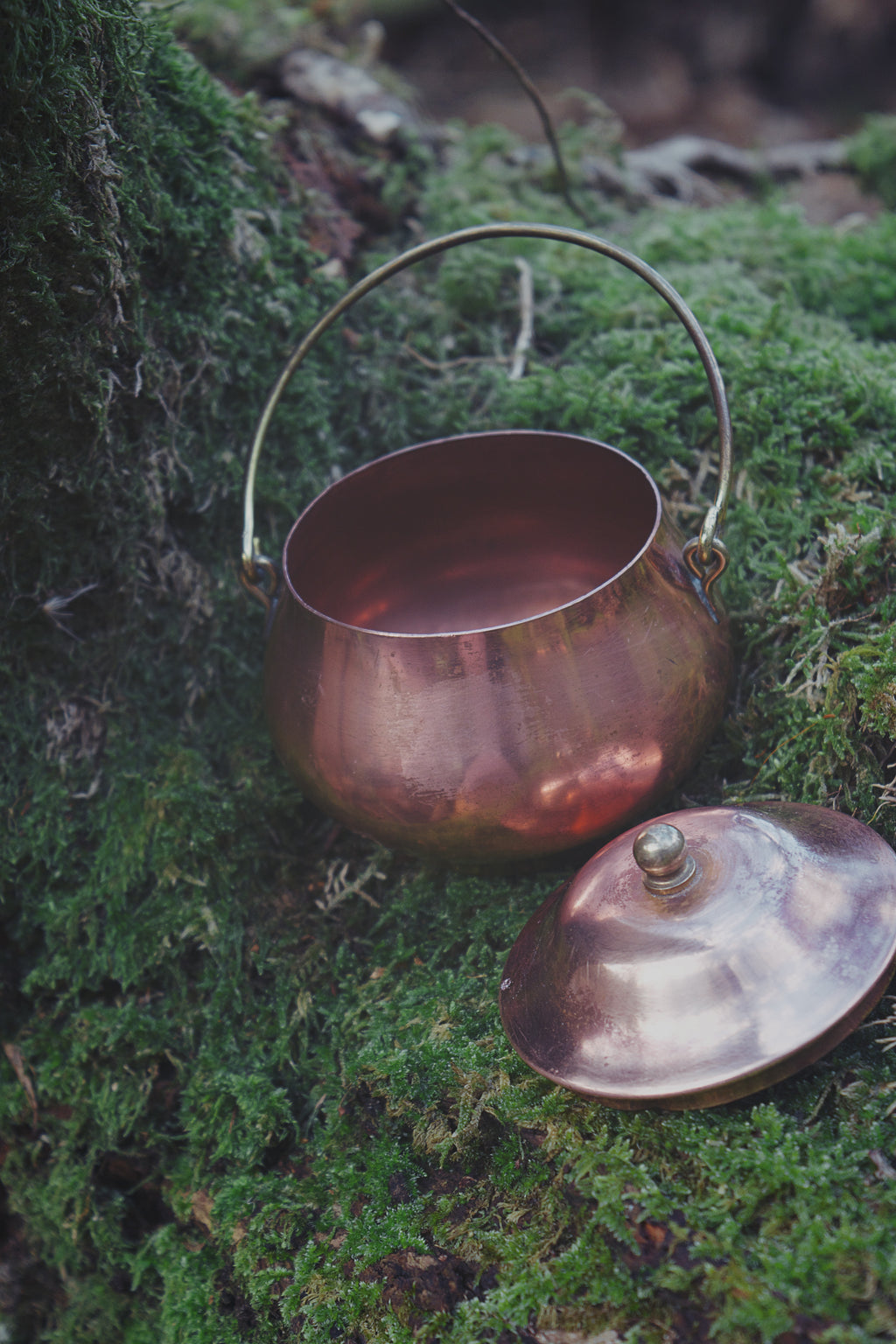 Compact Copper Cauldron — Iconic Pot-Bellied Form with Brass Finial Lid