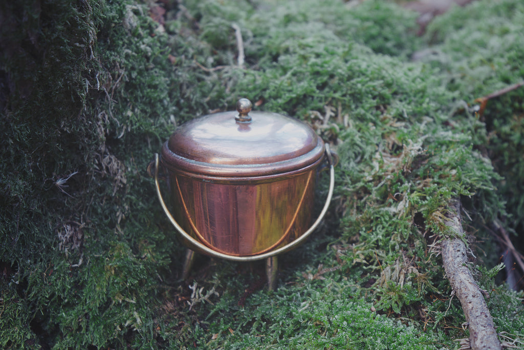 Chaudron miniature français en cuivre — anse en fer forgé, récipient rituel portable, forme courbe archétypale