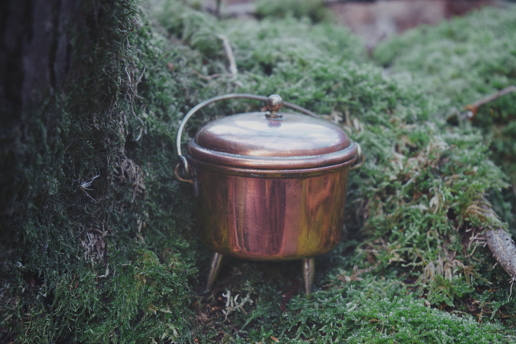 Chaudron miniature français en cuivre — anse en fer forgé, récipient rituel portable, forme courbe archétypale