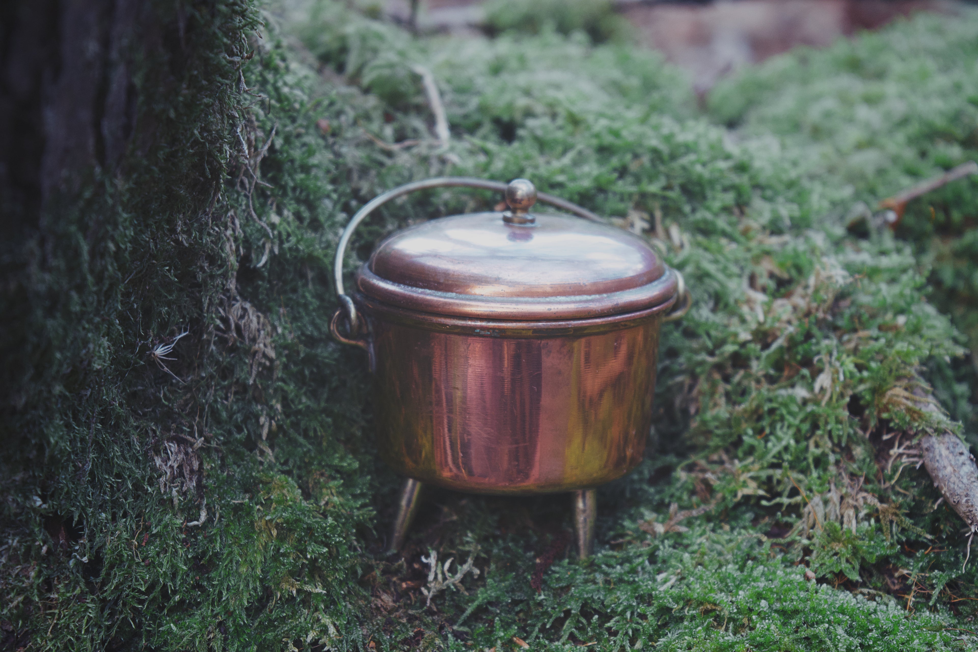 Chaudron miniature français en cuivre — anse en fer forgé, récipient rituel portable, forme courbe archétypale