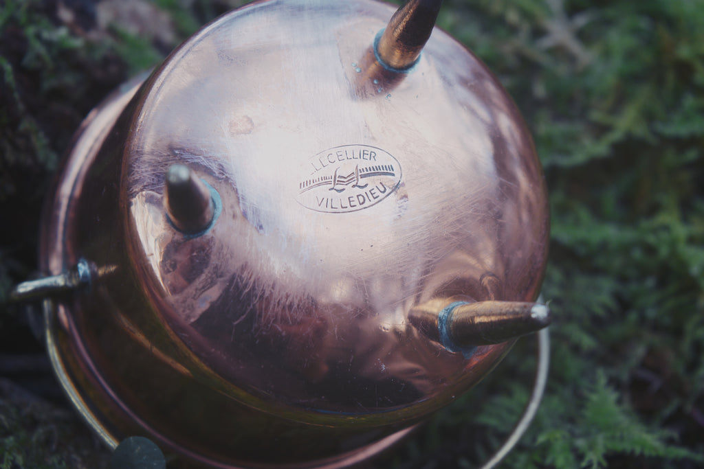 Chaudron miniature français en cuivre — anse en fer forgé, récipient rituel portable, forme courbe archétypale