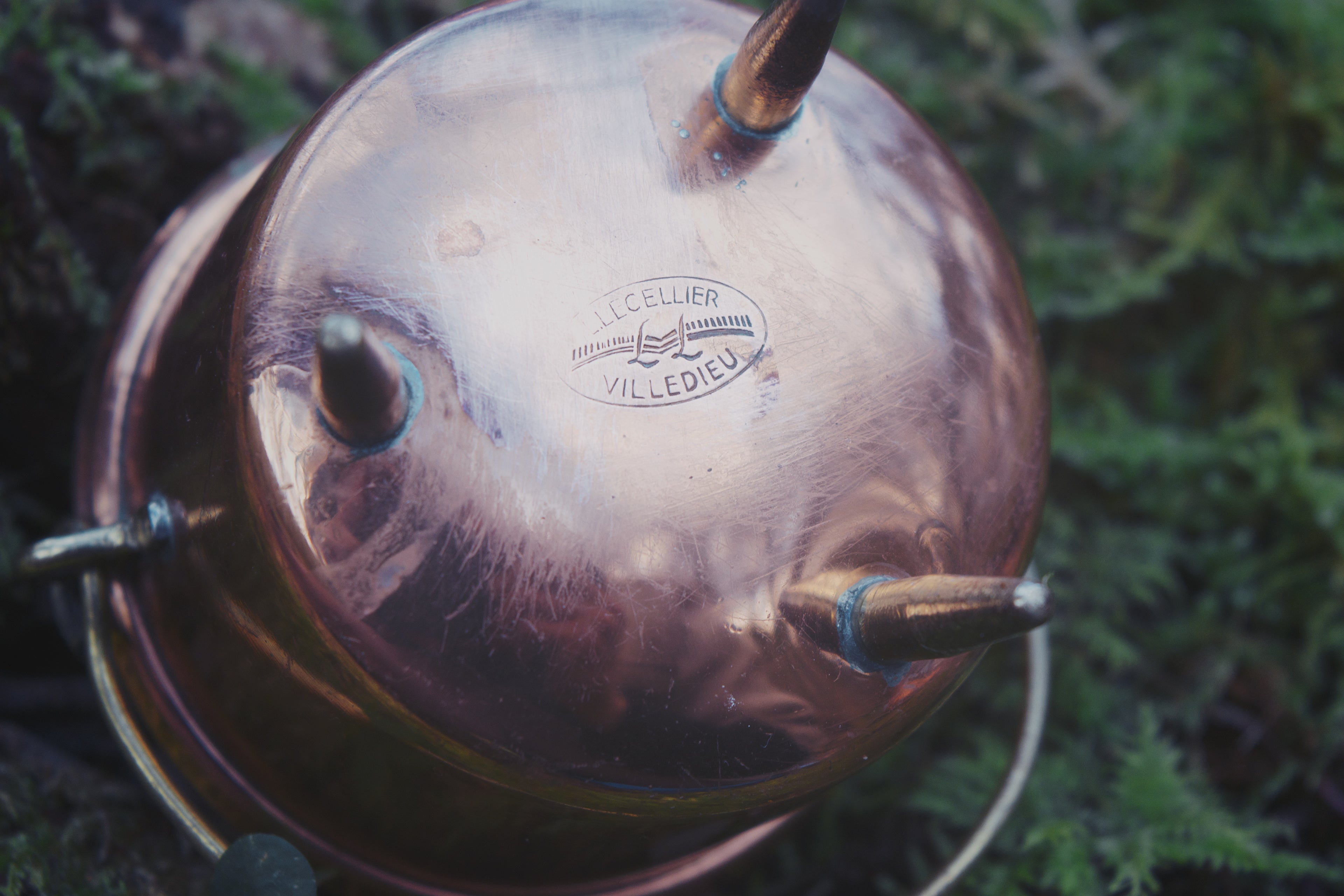Chaudron miniature français en cuivre — anse en fer forgé, récipient rituel portable, forme courbe archétypale