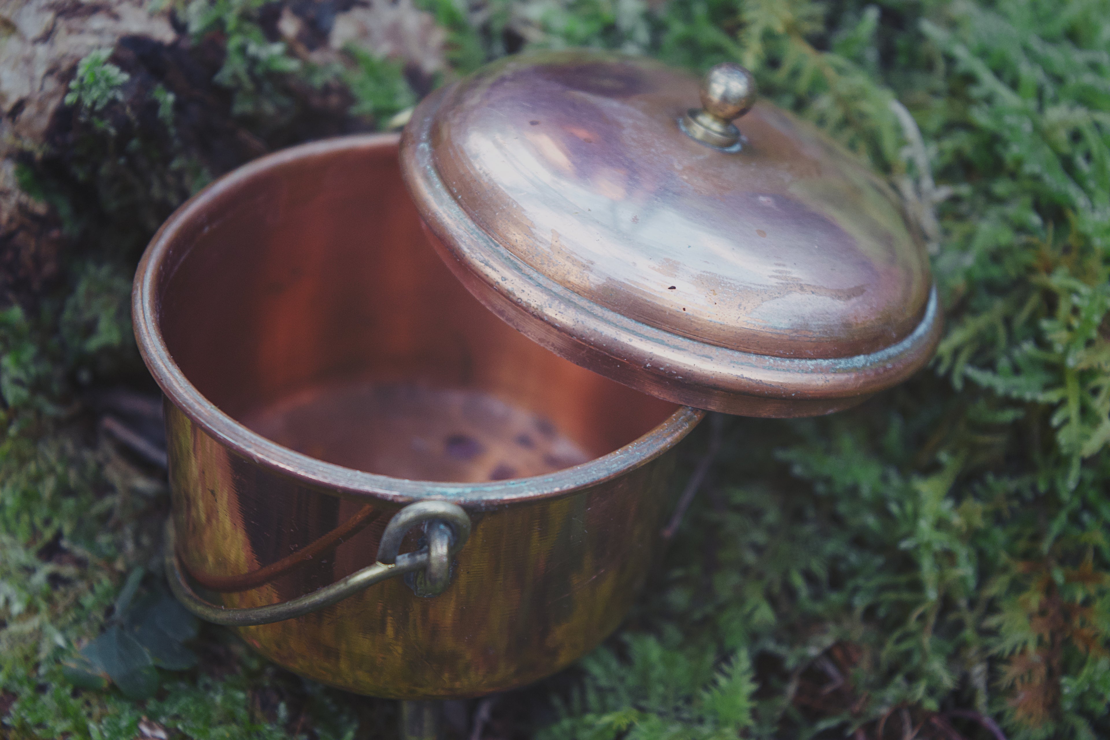 Stout Copper Cauldron — Triple-Footed Form with Brass Knob Lid, Villedieu Make