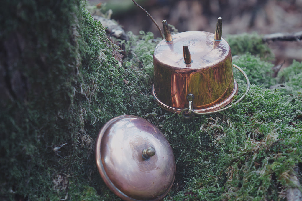 Chaudron miniature français en cuivre — anse en fer forgé, récipient rituel portable, forme courbe archétypale