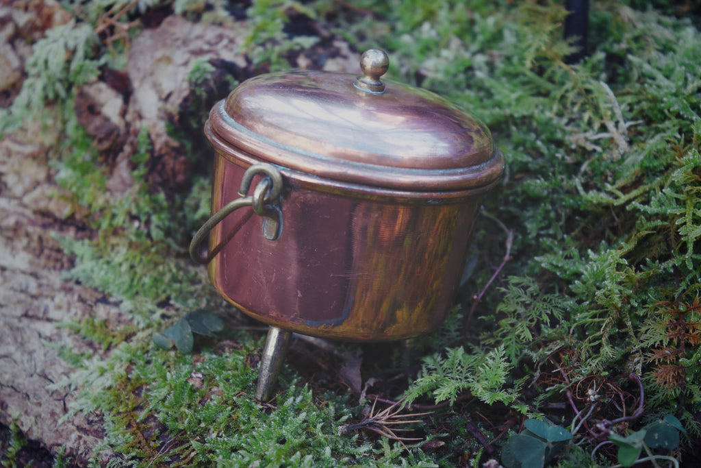 Chaudron miniature français en cuivre — anse en fer forgé, récipient rituel portable, forme courbe archétypale