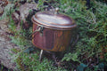 Chaudron miniature français en cuivre — anse en fer forgé, récipient rituel portable, forme courbe archétypale
